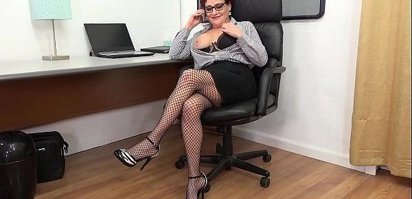  Office lady Amanda Ryder gets herself off behind desk